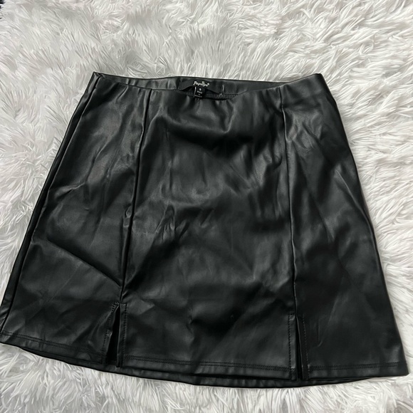 3 mini skirts - Picture 3 of 3